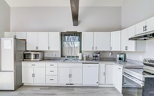 Walk to Dale Hollow Lake: Updated Cottage w/ Deck!