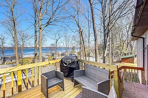 Lake View & Deck: Group Getaway in Whitehall!