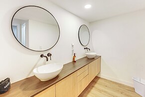 Lake View & Deck: Group Getaway in Whitehall!