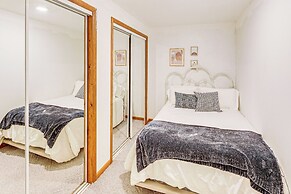 Lake View & Deck: Group Getaway in Whitehall!