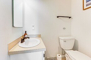 Lake View & Deck: Group Getaway in Whitehall!