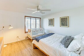 Lake View & Deck: Group Getaway in Whitehall!