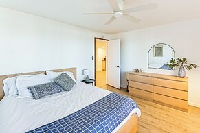 Lake View & Deck: Group Getaway in Whitehall!