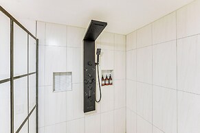 Lake View & Deck: Group Getaway in Whitehall!