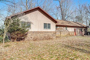 Lake View & Deck: Group Getaway in Whitehall!