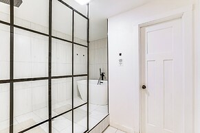 Lake View & Deck: Group Getaway in Whitehall!