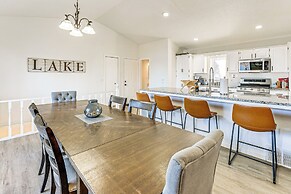 Lake View & Deck: Group Getaway in Whitehall!