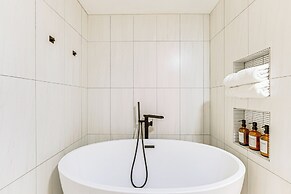 Lake View & Deck: Group Getaway in Whitehall!