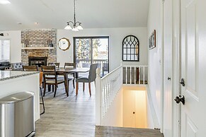 Lake View & Deck: Group Getaway in Whitehall!