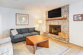 Lake View & Deck: Group Getaway in Whitehall!