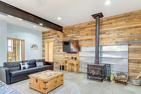 Deck & Fire Pit: Cherry Log Cabin on Farm!