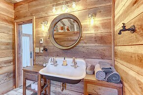 Deck & Fire Pit: Cherry Log Cabin on Farm!