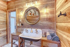 Deck & Fire Pit: Cherry Log Cabin on Farm!