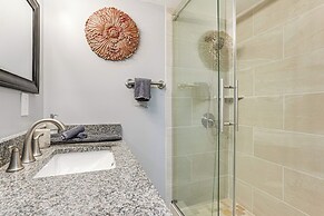 Hot Tub & Fenced Yard: Dog-friendly Gem in Denison