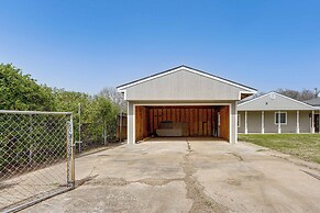 Hot Tub & Fenced Yard: Dog-friendly Gem in Denison