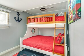 Hot Tub & Fenced Yard: Dog-friendly Gem in Denison