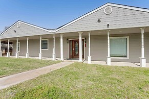 Hot Tub & Fenced Yard: Dog-friendly Gem in Denison