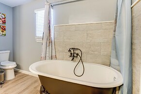 Hot Tub & Fenced Yard: Dog-friendly Gem in Denison