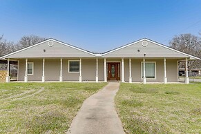 Hot Tub & Fenced Yard: Dog-friendly Gem in Denison