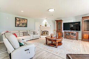 Hot Tub & Fenced Yard: Dog-friendly Gem in Denison