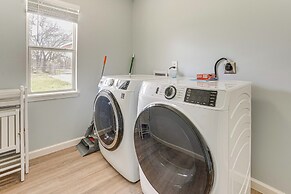 Hot Tub & Fenced Yard: Dog-friendly Gem in Denison