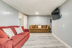 Hot Tub & Fenced Yard: Dog-friendly Gem in Denison