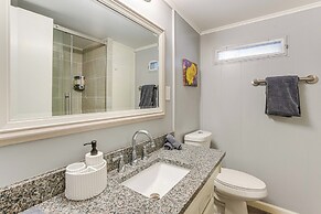 Hot Tub & Fenced Yard: Dog-friendly Gem in Denison