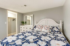 Hot Tub & Fenced Yard: Dog-friendly Gem in Denison