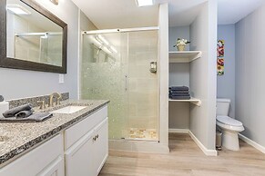Hot Tub & Fenced Yard: Dog-friendly Gem in Denison