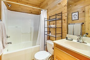 3 Mi to Dtwn Clayton: Cabin w/ Trail Access!