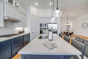 Patio & Yard: Beautiful Family Home in Mansfield!