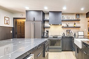 1/2 Mi to Golf Course: Chic Pinetop Townhome