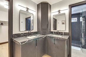 1/2 Mi to Golf Course: Chic Pinetop Townhome