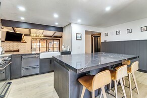 1/2 Mi to Golf Course: Chic Pinetop Townhome