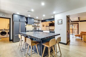 1/2 Mi to Golf Course: Chic Pinetop Townhome