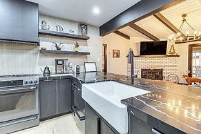 1/2 Mi to Golf Course: Chic Pinetop Townhome