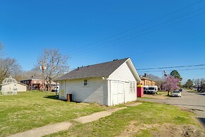 10 Mi to Caddo Lake: Charming Cottage in Vivian!