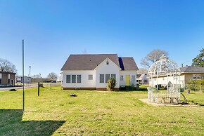 10 Mi to Caddo Lake: Charming Cottage in Vivian!