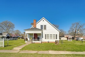 10 Mi to Caddo Lake: Charming Cottage in Vivian!