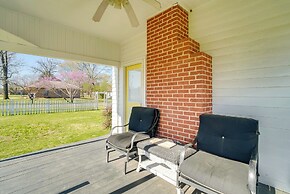 10 Mi to Caddo Lake: Charming Cottage in Vivian!