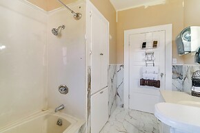 10 Mi to Caddo Lake: Charming Cottage in Vivian!