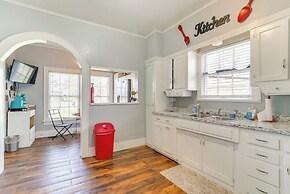 10 Mi to Caddo Lake: Charming Cottage in Vivian!