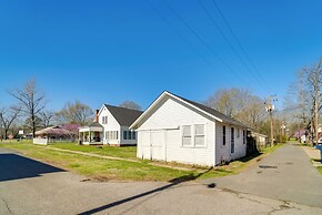 10 Mi to Caddo Lake: Charming Cottage in Vivian!