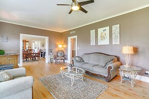 10 Mi to Caddo Lake: Charming Cottage in Vivian!