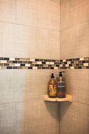 Spacious Retreat w Large Kitchen Outdoor Patio