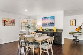 Spacious Retreat w Large Kitchen Outdoor Patio