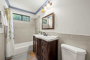 Spacious Retreat w Large Kitchen Outdoor Patio