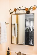 Spacious Retreat w Large Kitchen Outdoor Patio