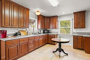 Spacious Retreat w Large Kitchen Outdoor Patio