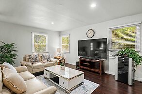 Spacious Retreat w Large Kitchen Outdoor Patio